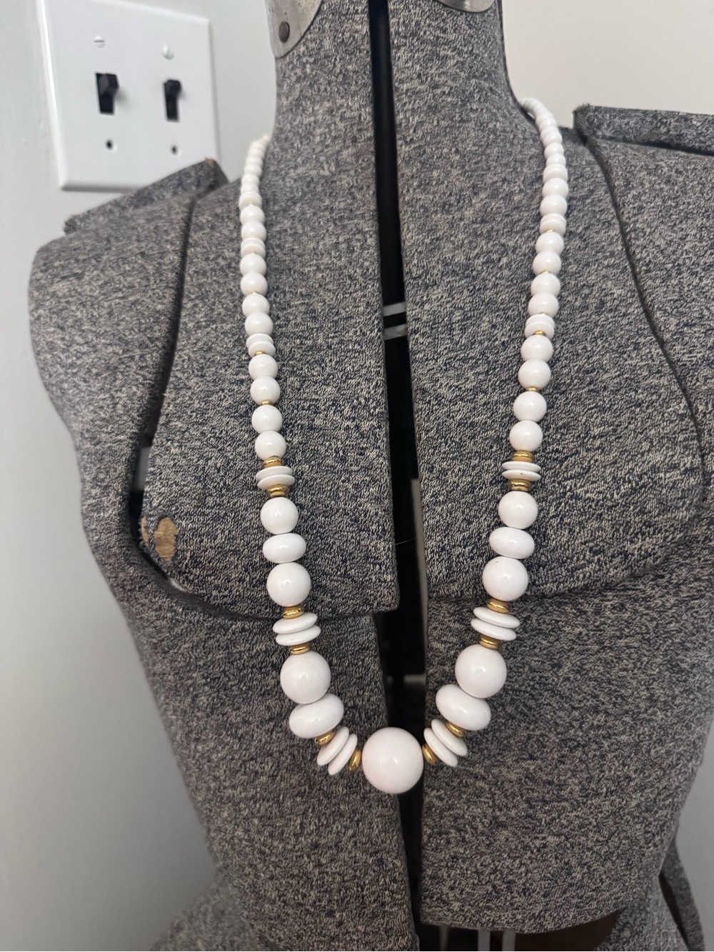 Liz Claiborne Chunky White Bead Necklace Gold Tone Accent Vintage Statement